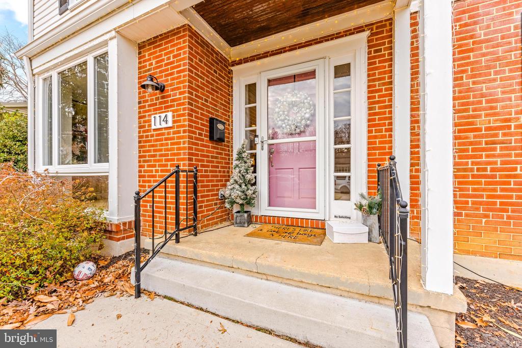 114 E AYLESBURY RD