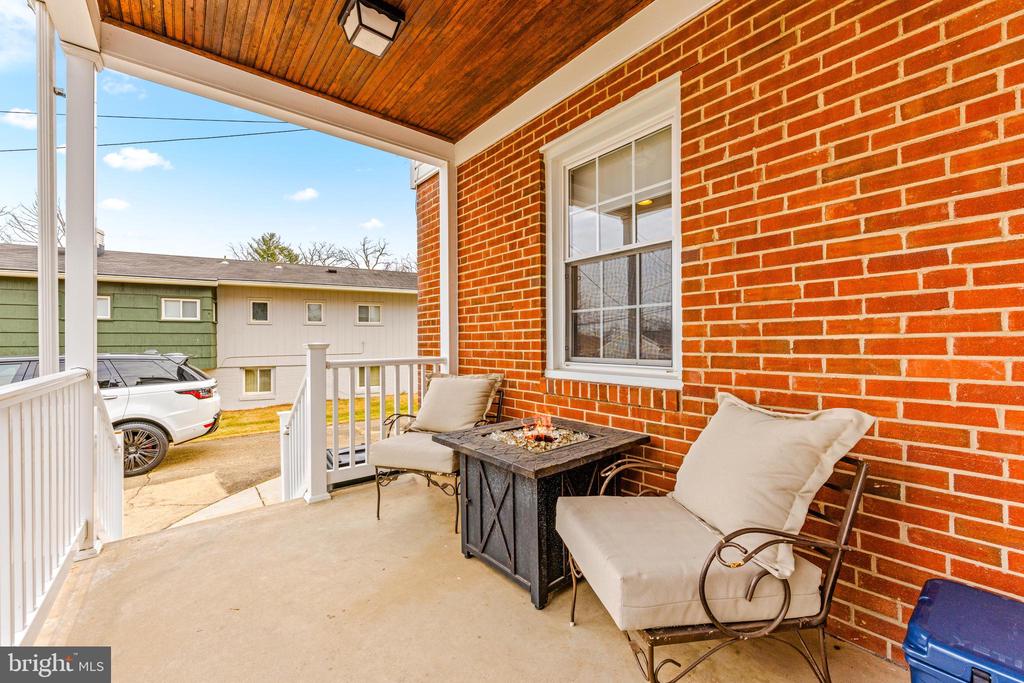 114 E AYLESBURY RD