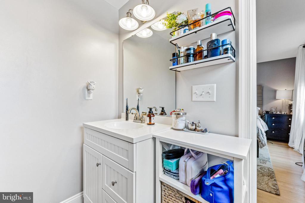 114 E AYLESBURY RD