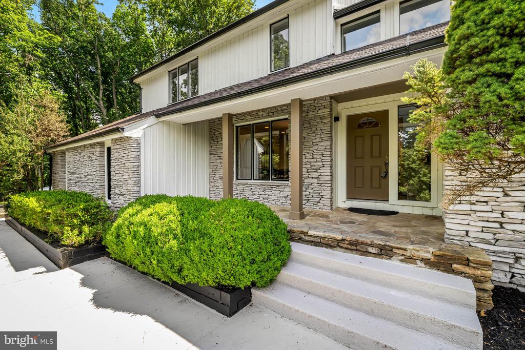 2318 SHADED BROOK DRIVE