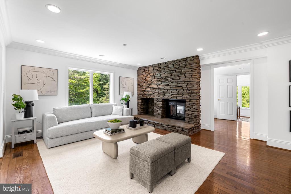 2318 SHADED BROOK DRIVE