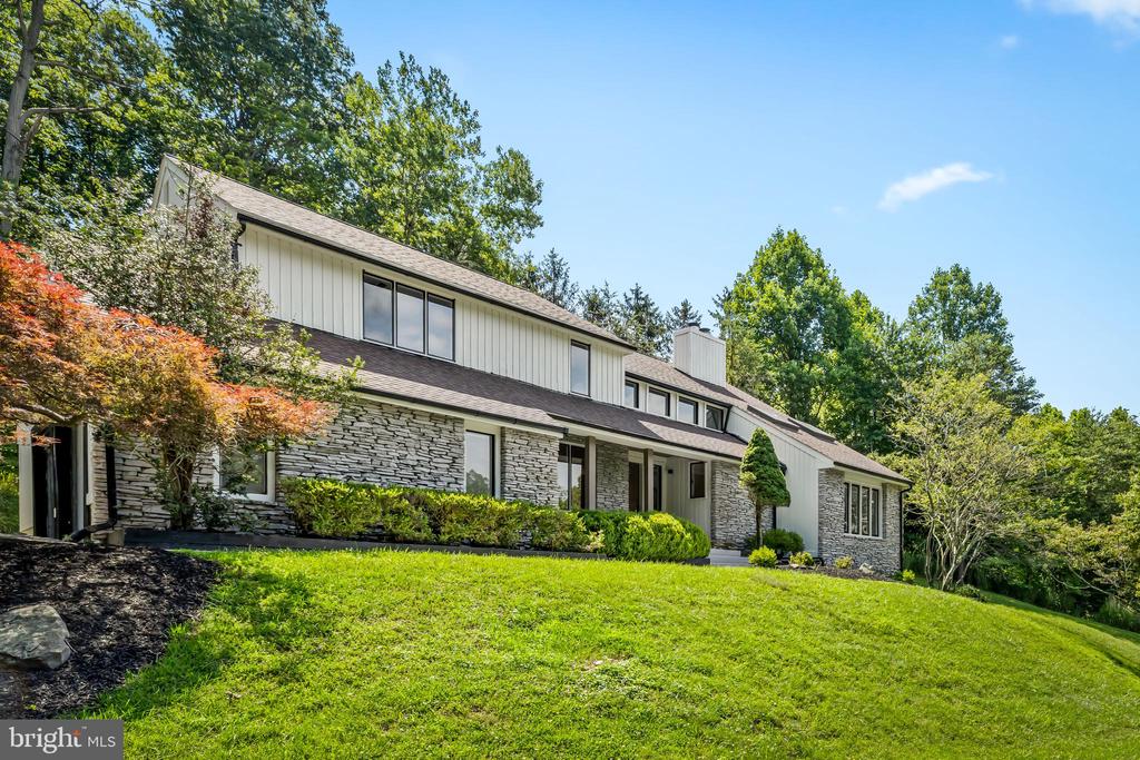 2318 SHADED BROOK DRIVE