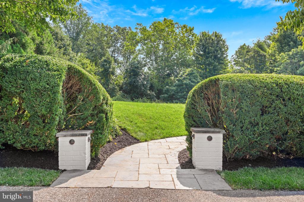 1679 BULLOCK CIRCLE