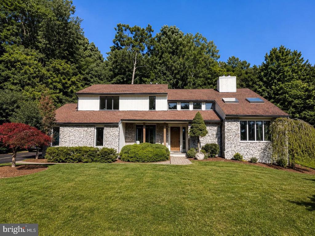 2318 SHADED BROOK DRIVE