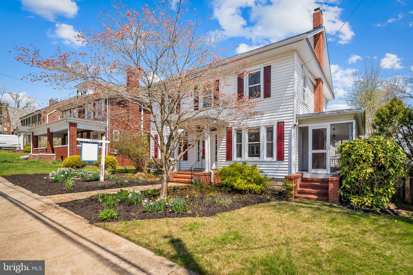 82 W Green St