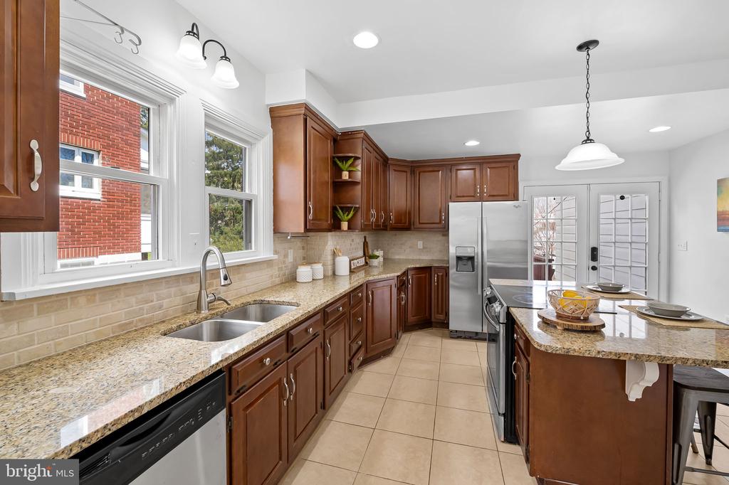 82 W Green St