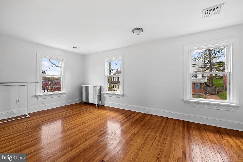 82 W Green St