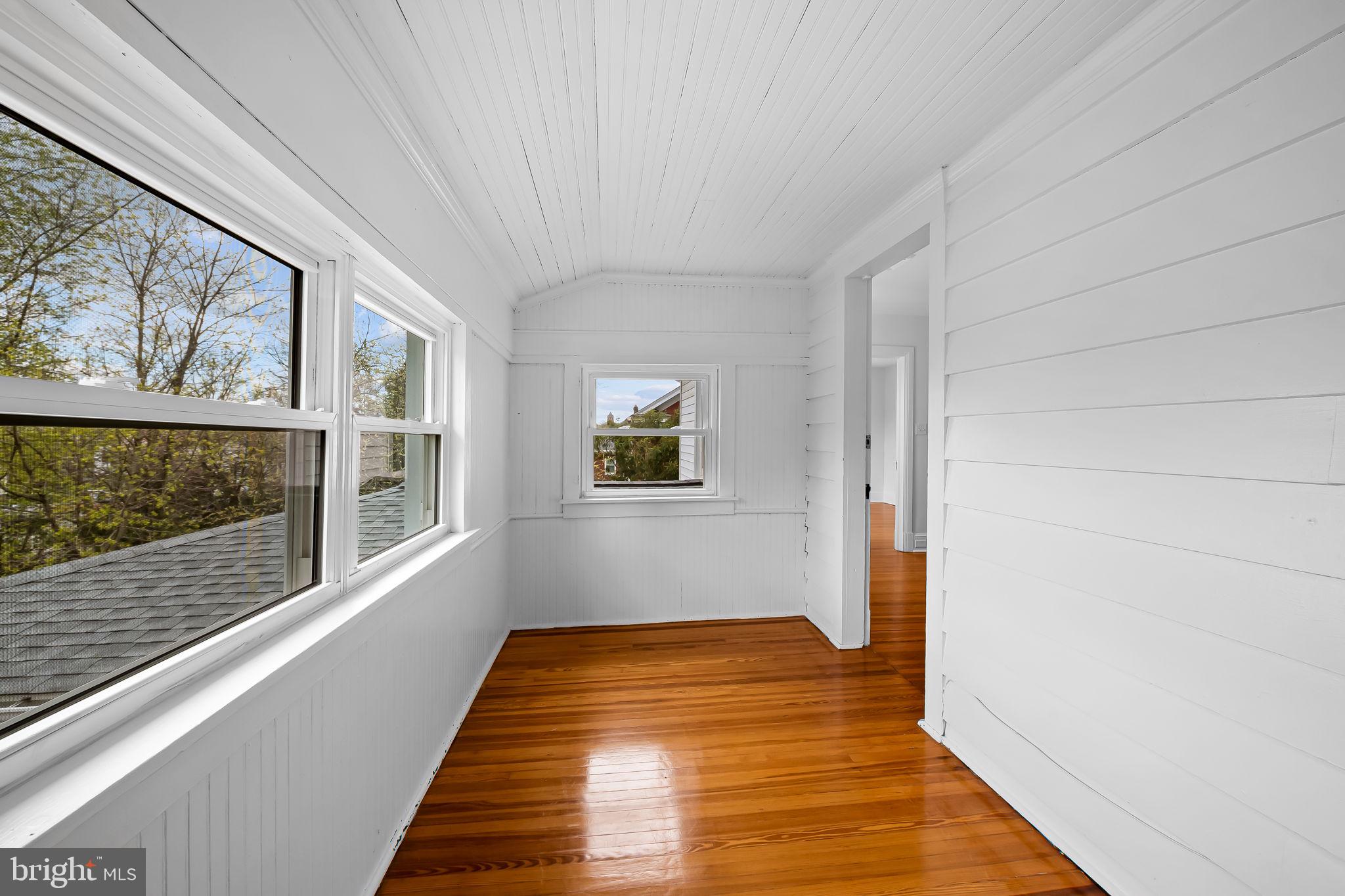 82 W Green St
