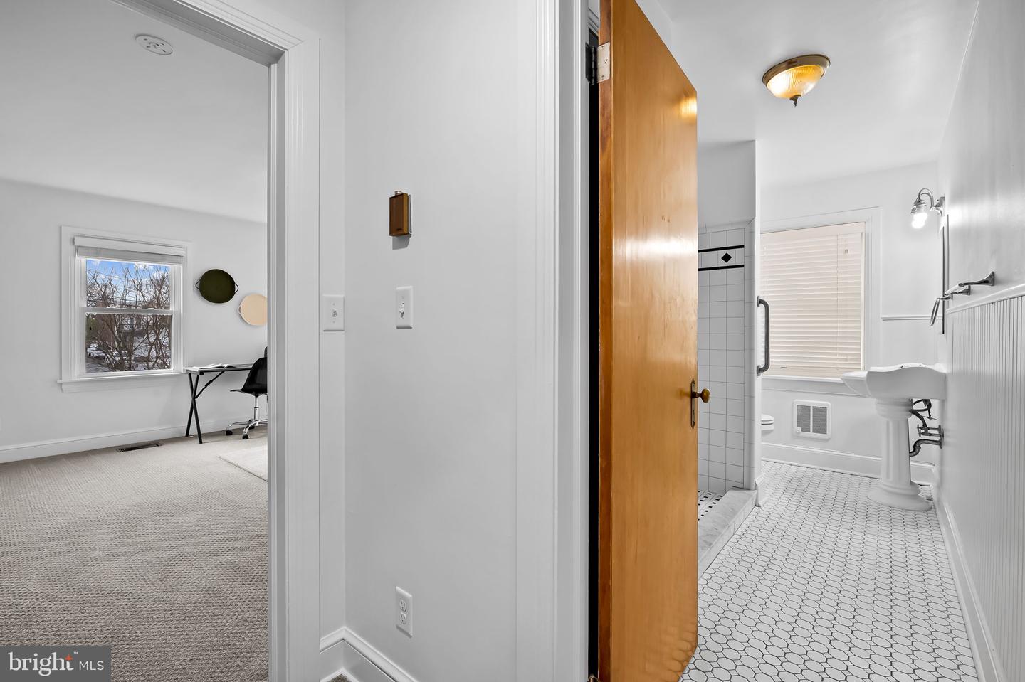 82 W Green St