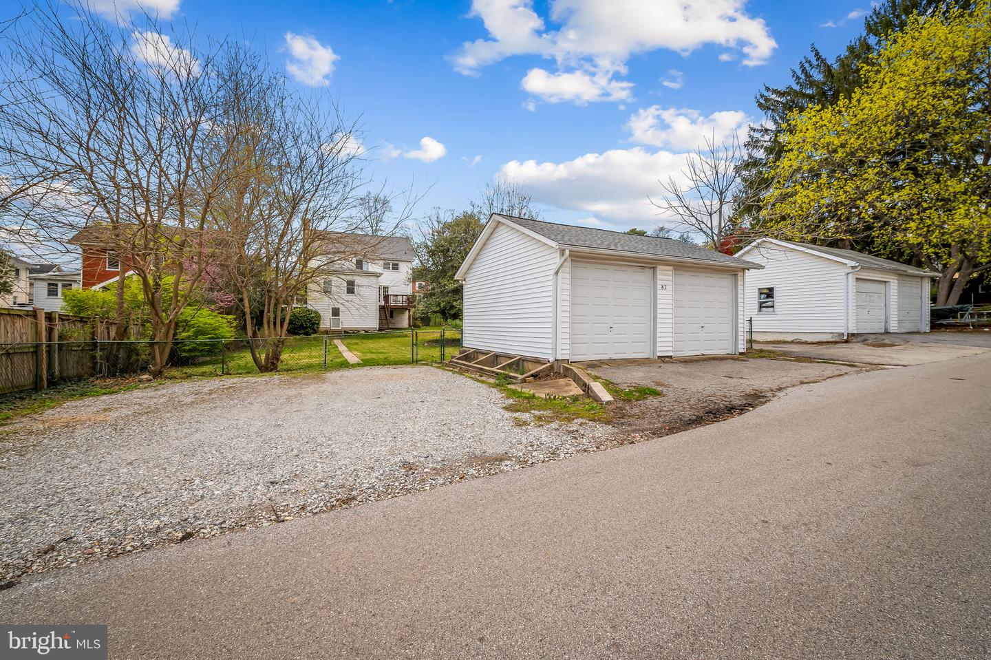 82 W Green St