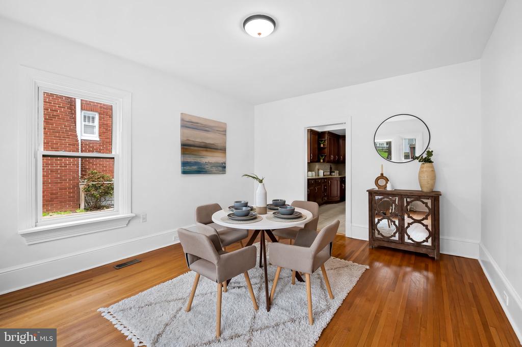 82 W Green St