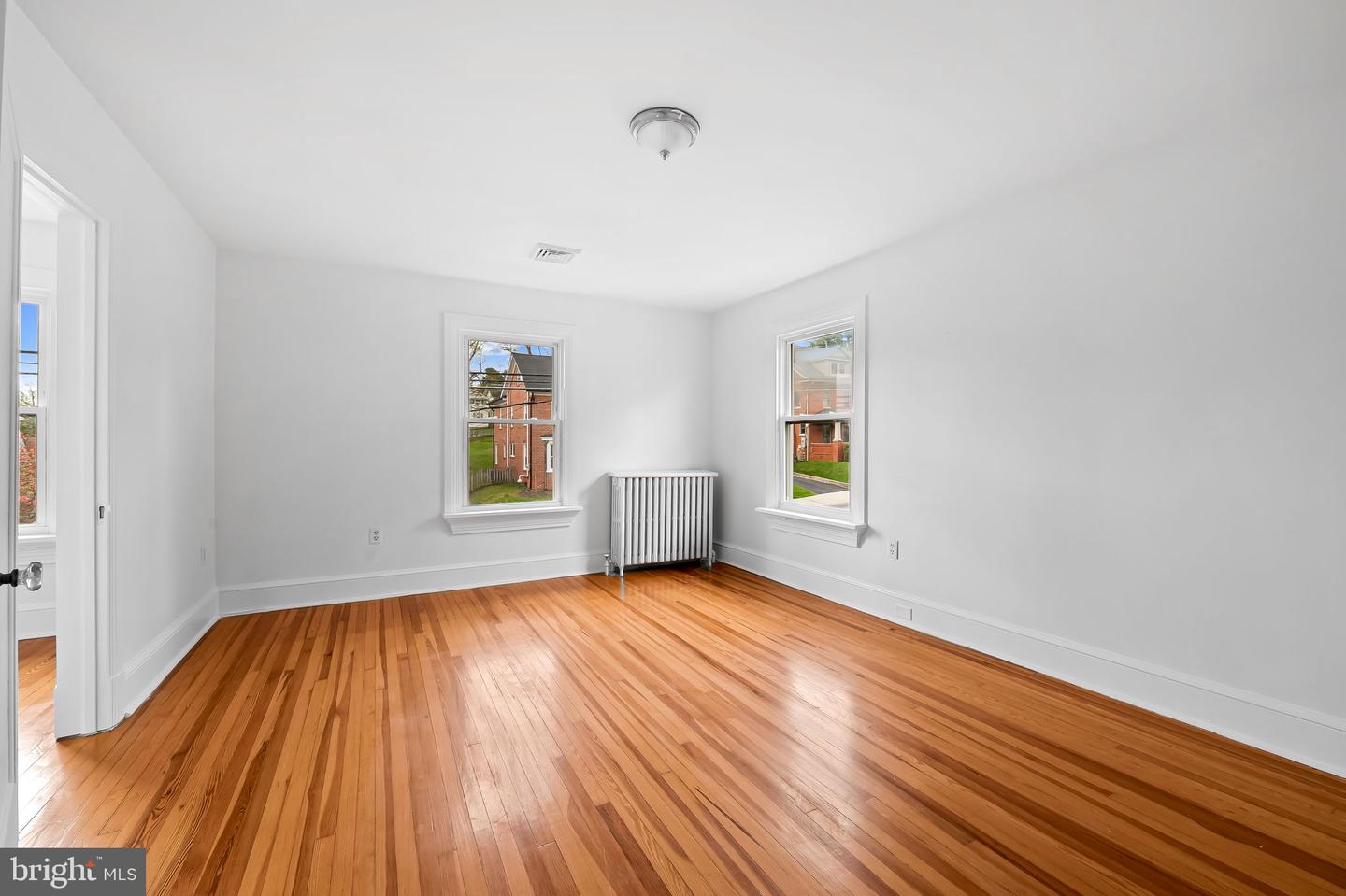 82 W Green St