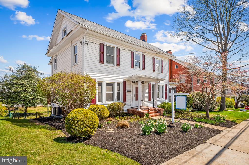 82 W Green St