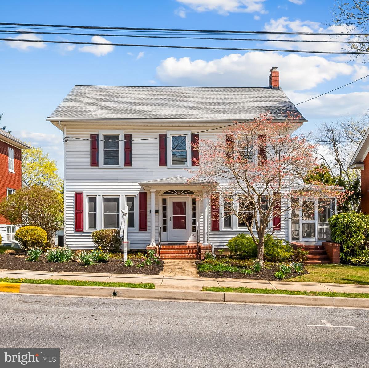 82 W Green St