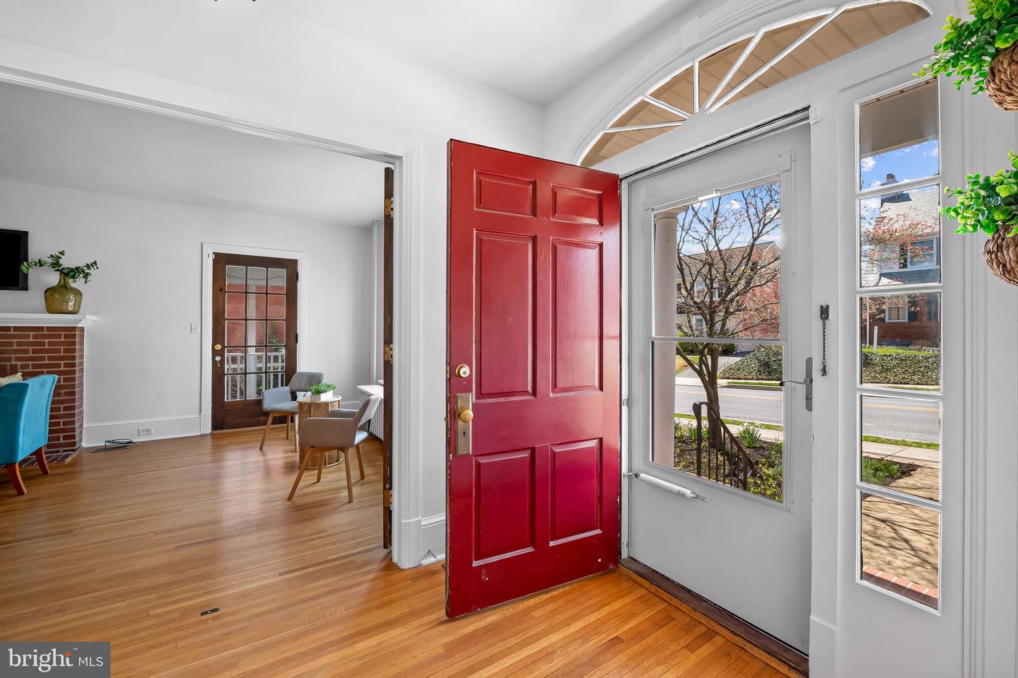 82 W Green St