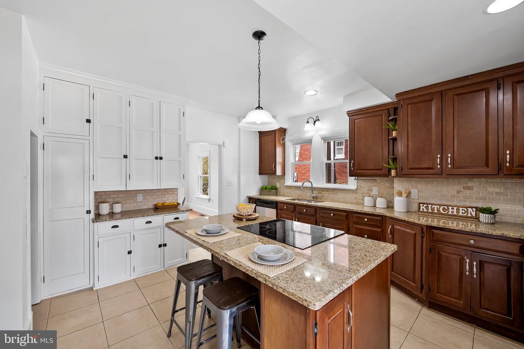 82 W Green St