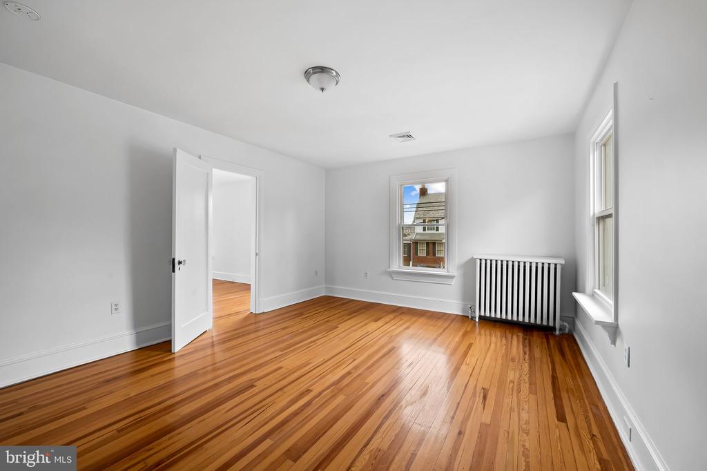 82 W Green St