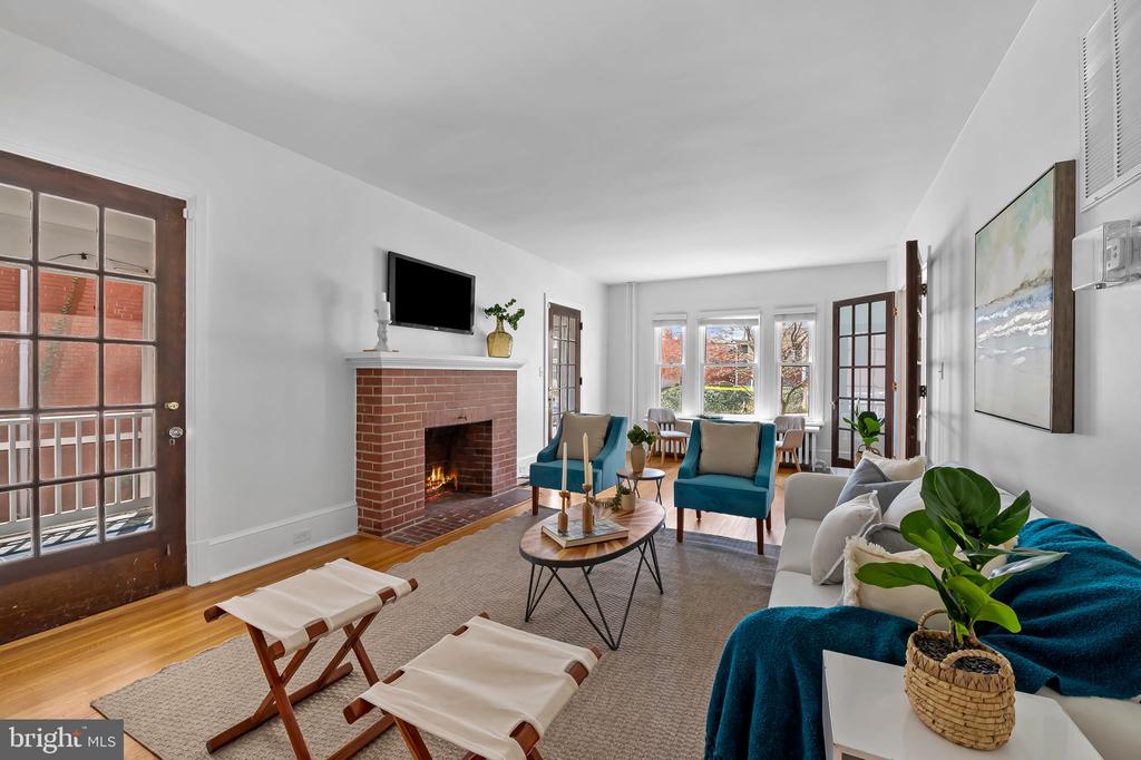 82 W Green St