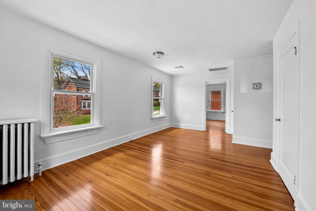 82 W Green St