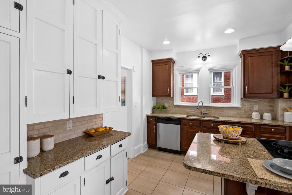 82 W Green St
