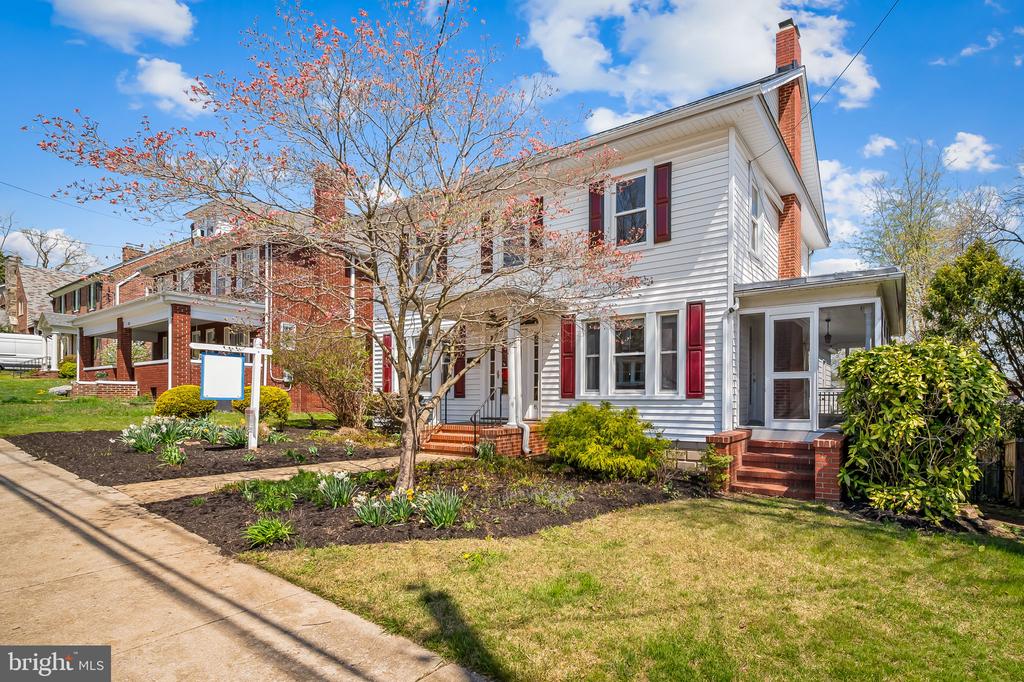 82 W Green St