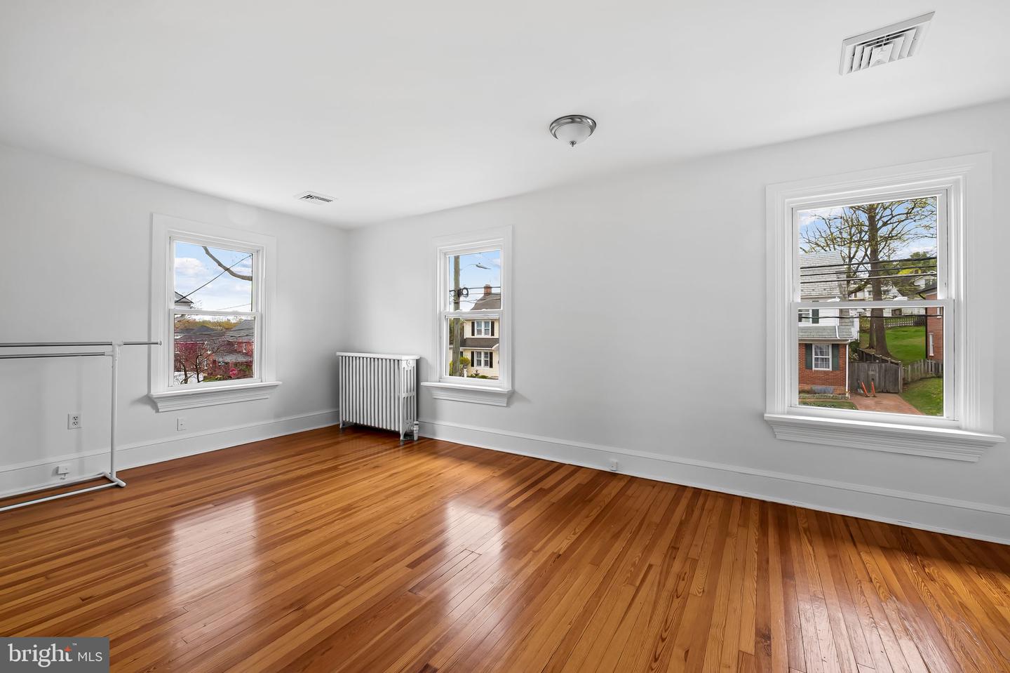82 W Green St