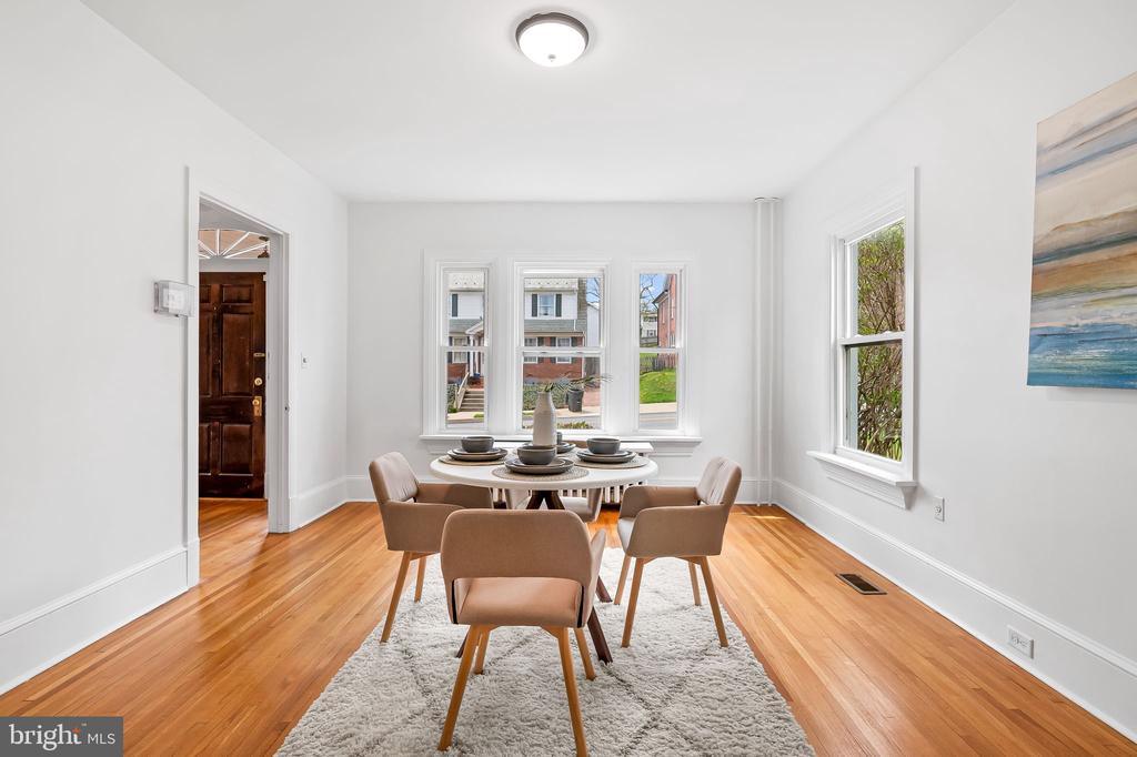 82 W Green St