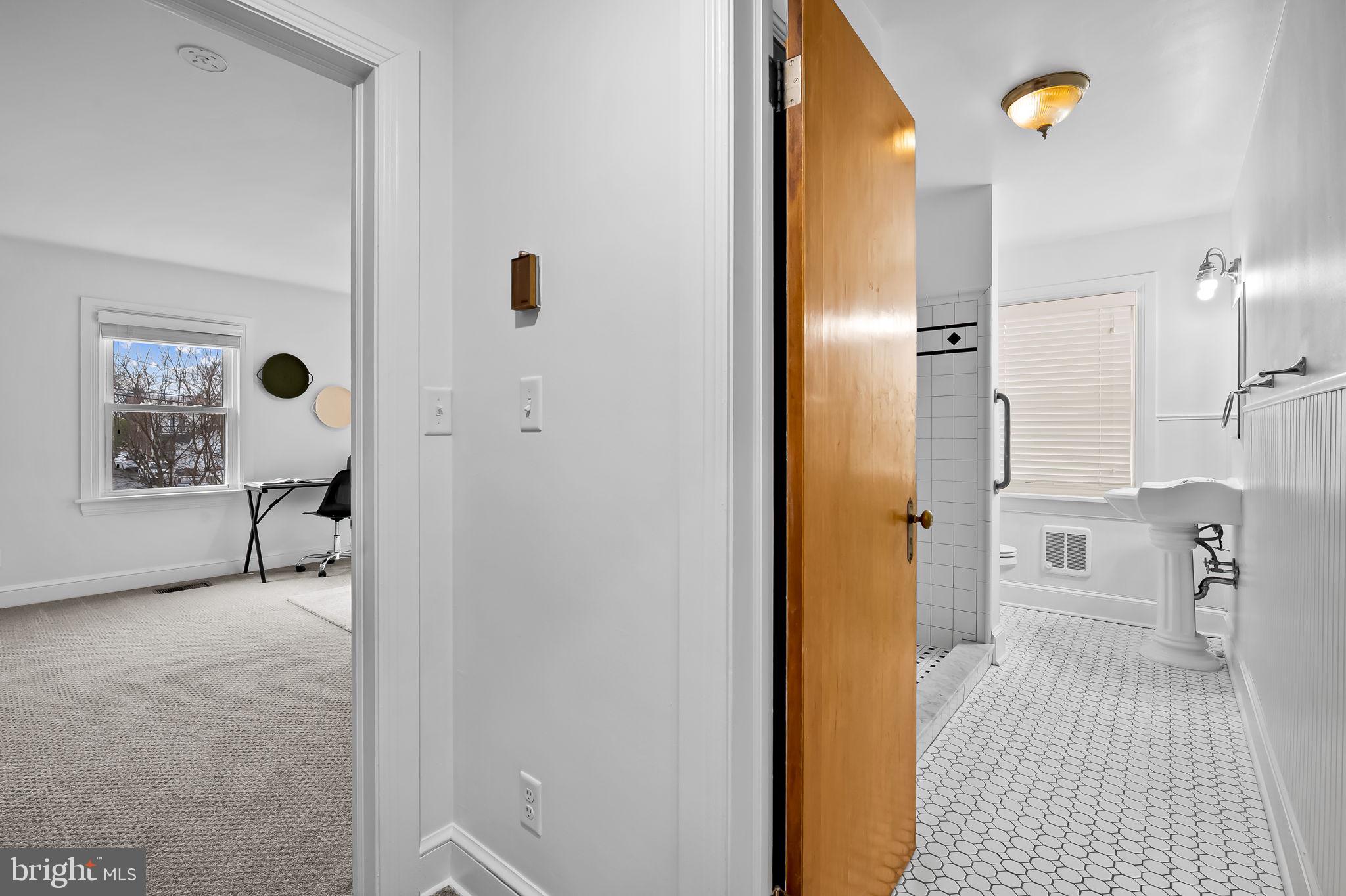 82 W Green St