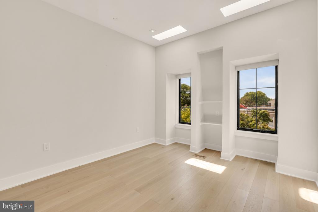 330 16TH STREET SE Unit: 2