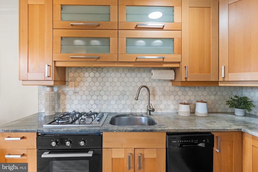 1577 N COLONIAL TERRACE Unit: 305-Y