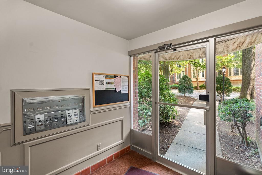 1577 N COLONIAL TERRACE Unit: 305-Y