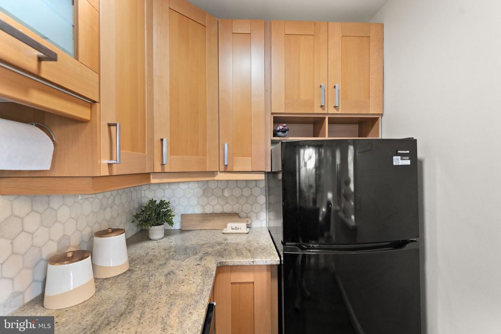 1577 N COLONIAL TERRACE Unit: 305-Y