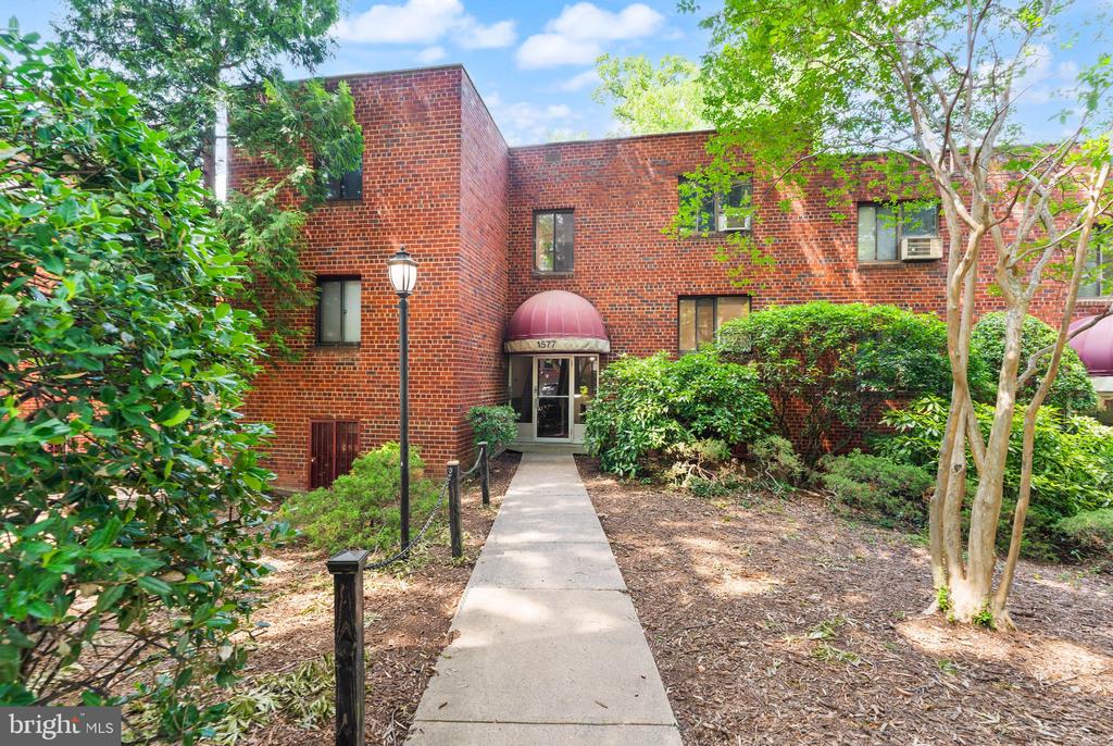 1577 N COLONIAL TERRACE Unit: 305-Y