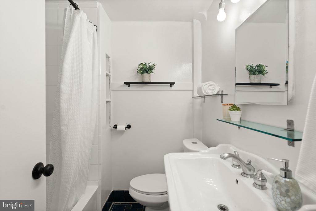 1577 N COLONIAL TERRACE Unit: 305-Y