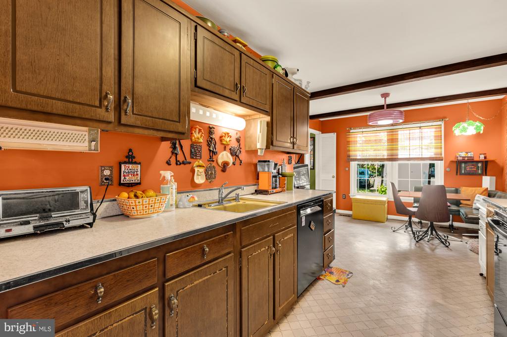 5730 THOMAS EDISON COURT