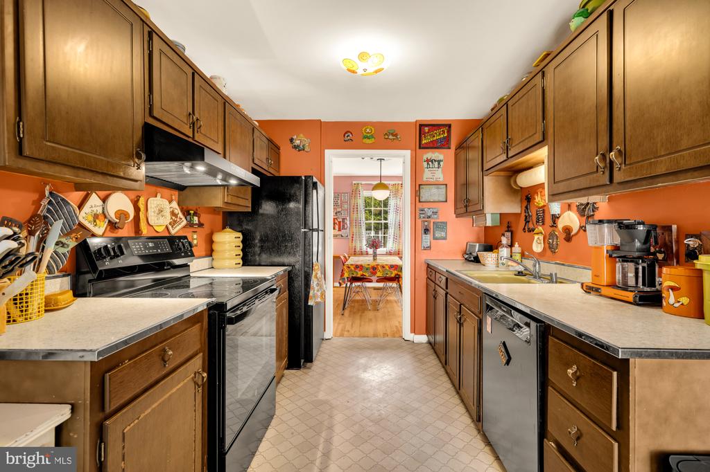 5730 THOMAS EDISON COURT