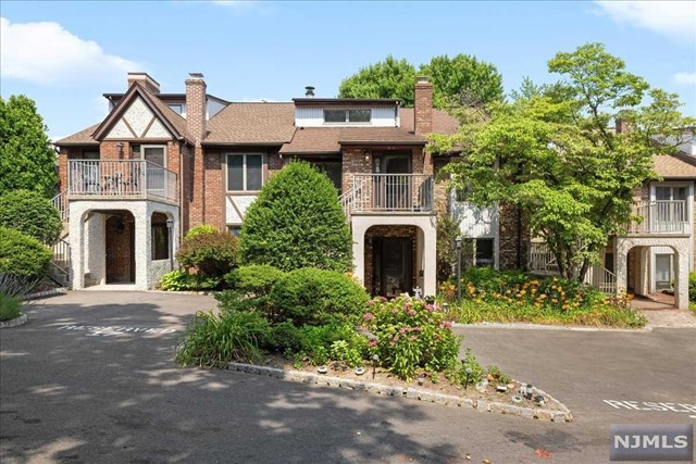 900 Valley Road F7