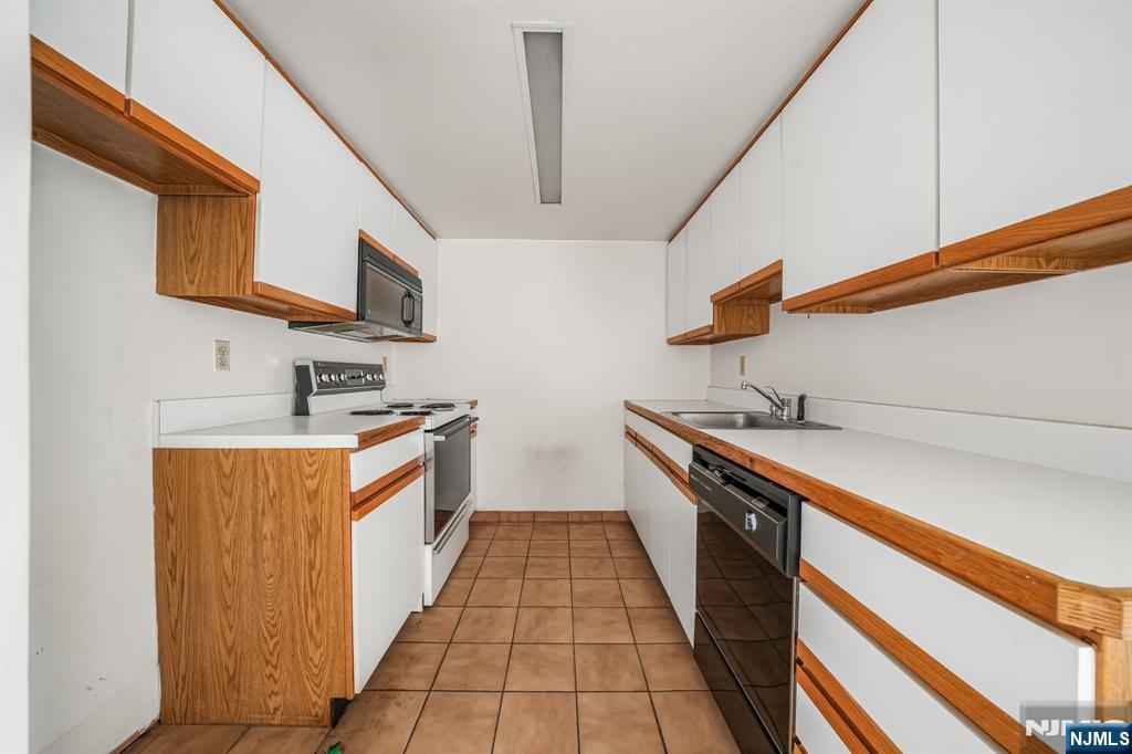 55 Clinton Place 609