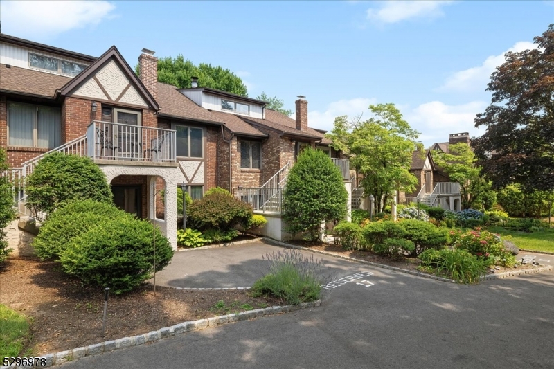 900 Valley Road F7