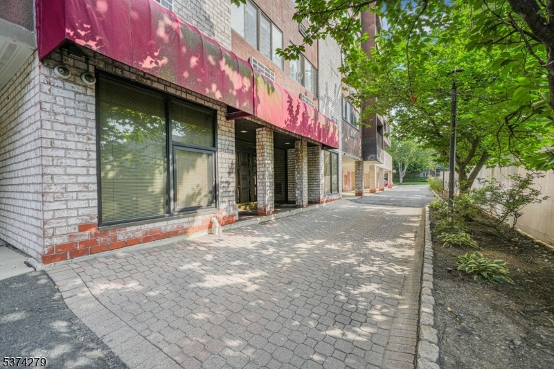 55 Clinton Pl 609