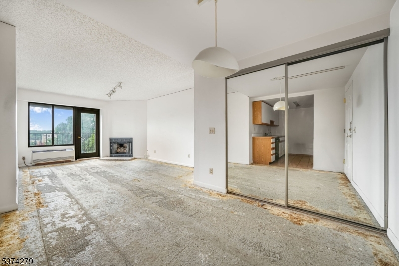 55 Clinton Pl 609