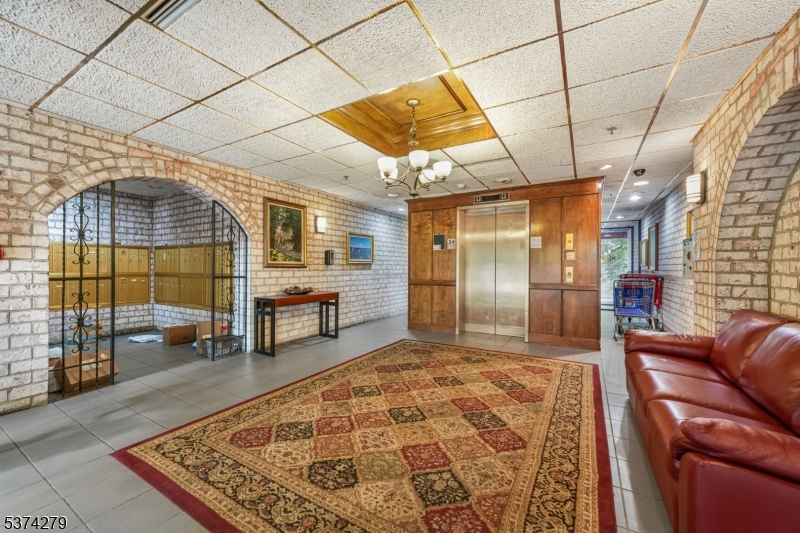 55 Clinton Pl 609