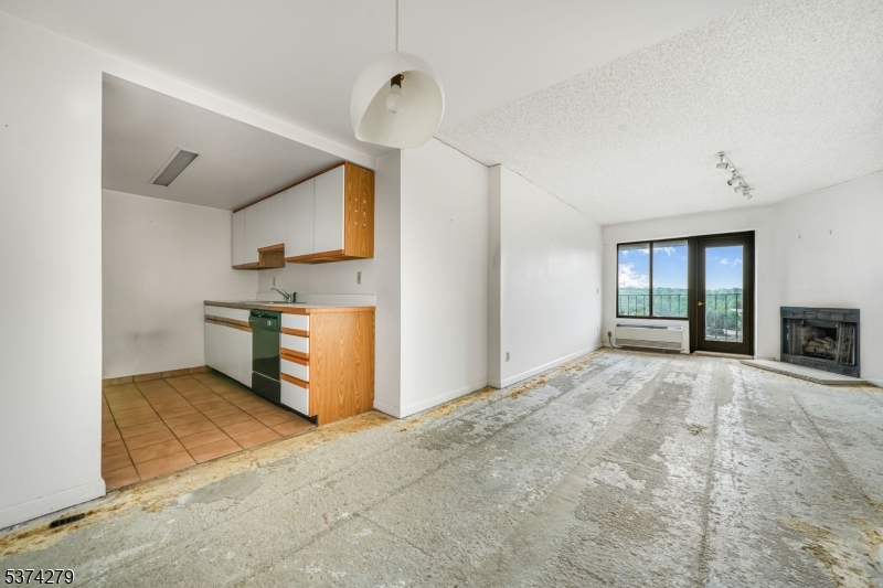 55 Clinton Pl 609