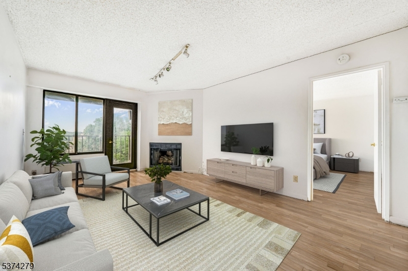 55 Clinton Pl 609