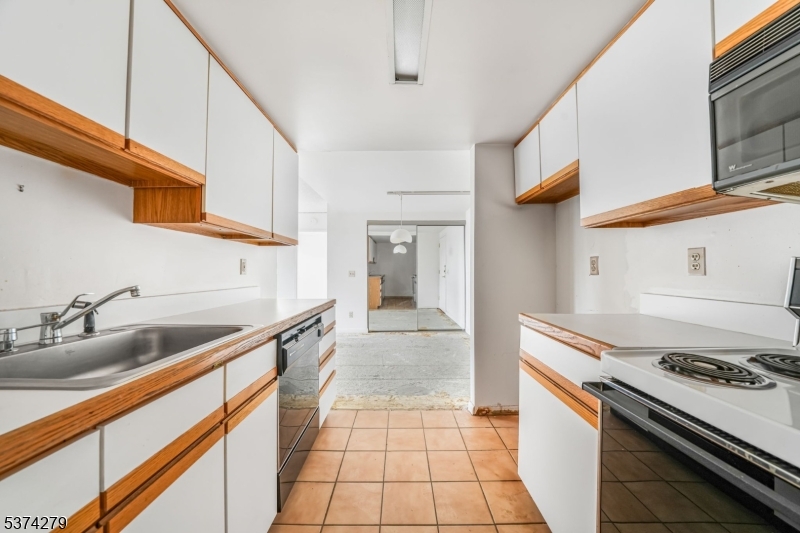 55 Clinton Pl 609