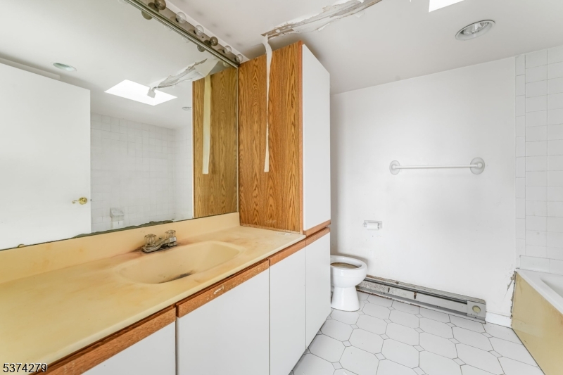 55 Clinton Pl 609