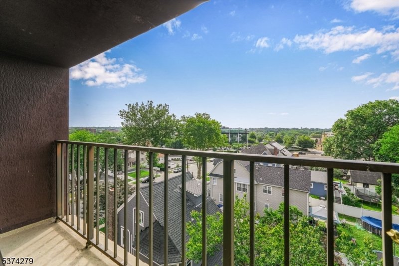 55 Clinton Pl 609