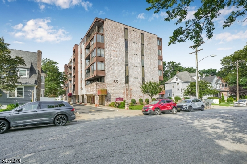 55 Clinton Pl 609