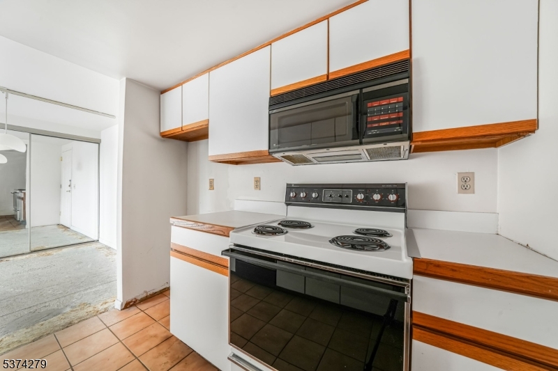 55 Clinton Pl 609