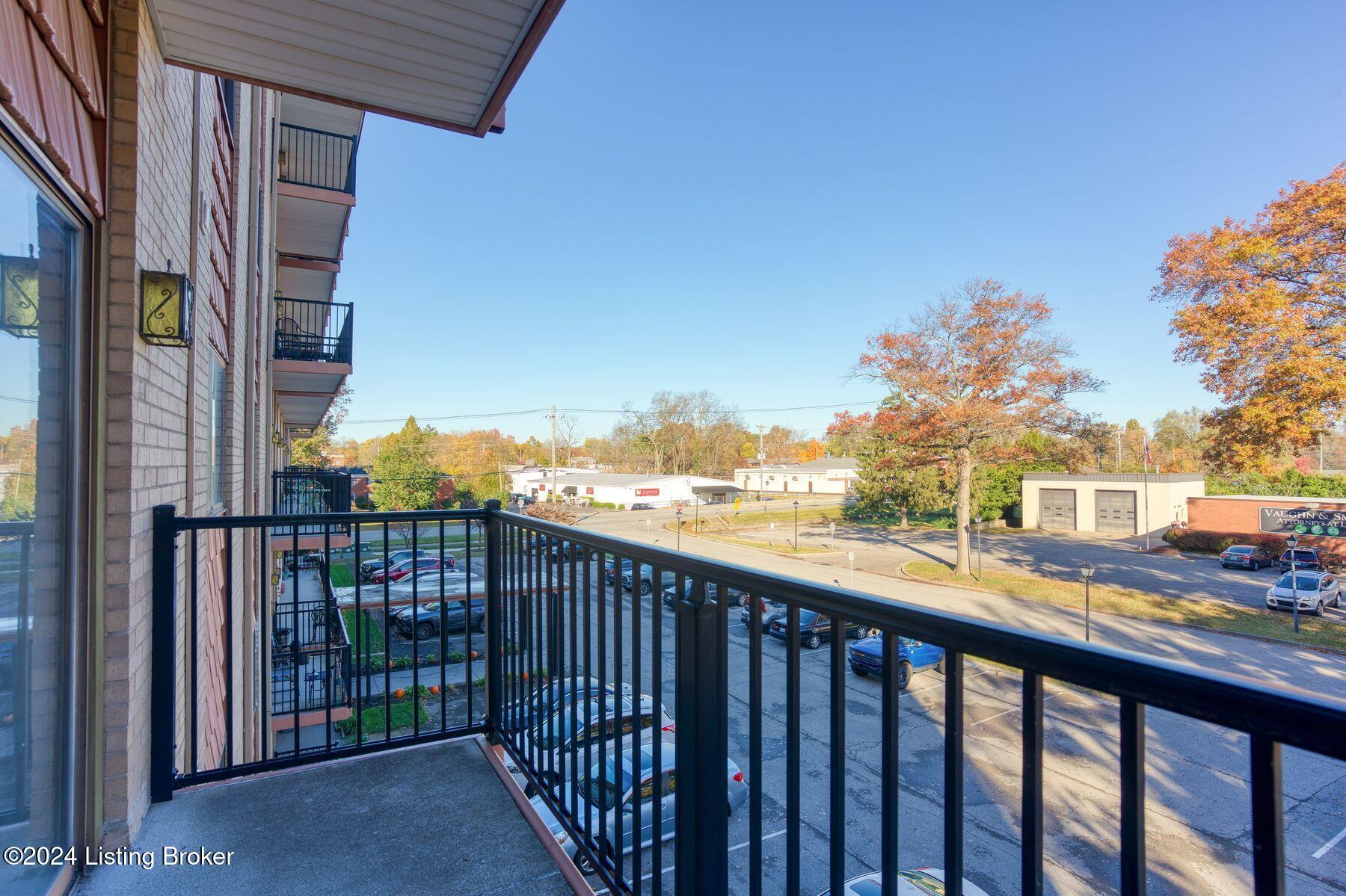 4180 Lyndon Way, 302